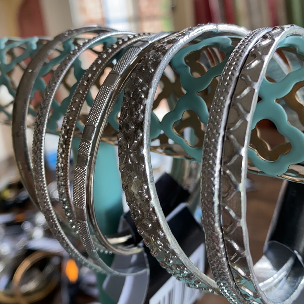 🐝Eight Bangles🐝 - Picture 3 of 4